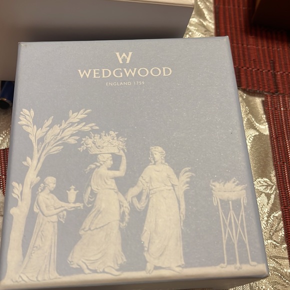 Wedgwood London Bear Music Box - Picture 2 of 8